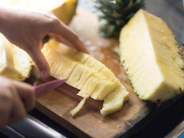 Ananas či papája mohou způsobit potrat. Pozor si dejte hlavně v prvním trimestru