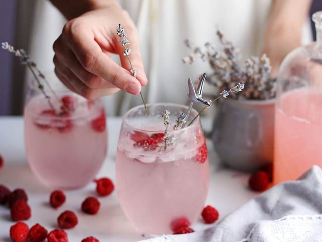 Domácí levandulová limonáda není jen lahodná. Zbaví vás stresu a bolesti hlavy