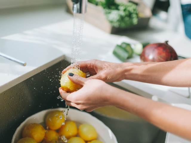 Pesticidy v citrusové kůře. Omytí nepomůže!