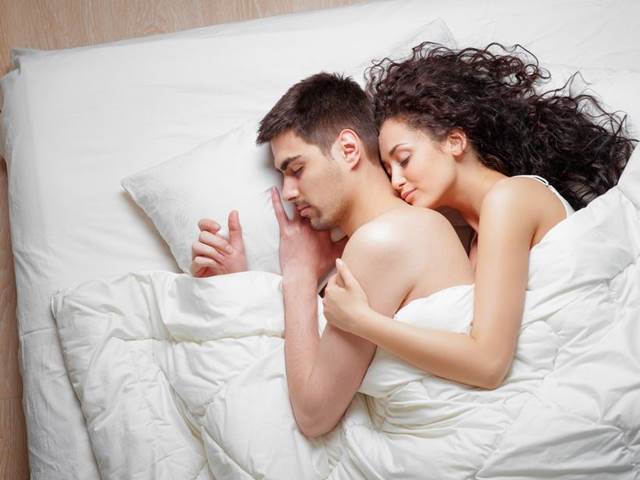 Polohy při spánku se výrazně podepisují na zdraví