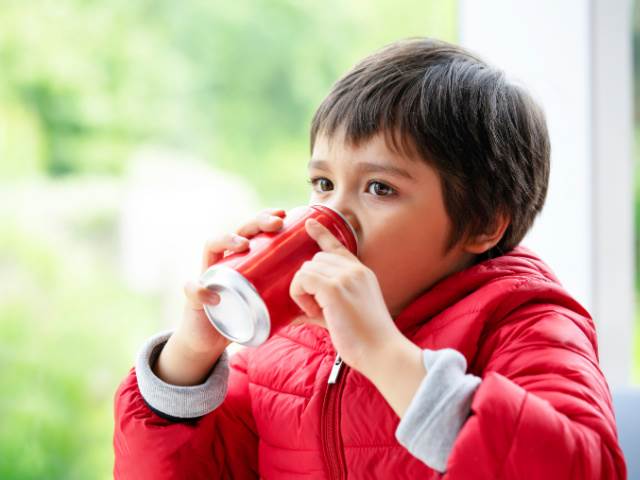 Zabiják v podobě energetických drinků v rukou dětí 