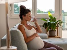 Pití kohoutkové vody má v těhotenství svá rizika
